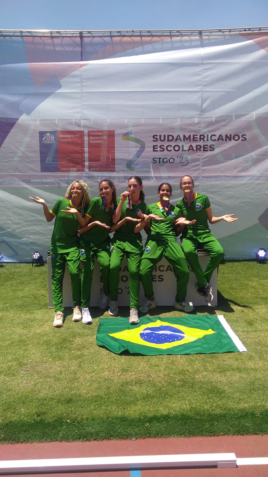 Atletas da Escolinha AMO Atletismo participam do Torneio Escolar